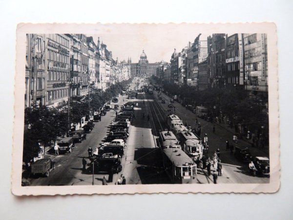 Ansichtskarte Tschechoslowakei Prag Wenzelsplatz mit Straßenbahn und vielen Autos / Oldtimern. 1938